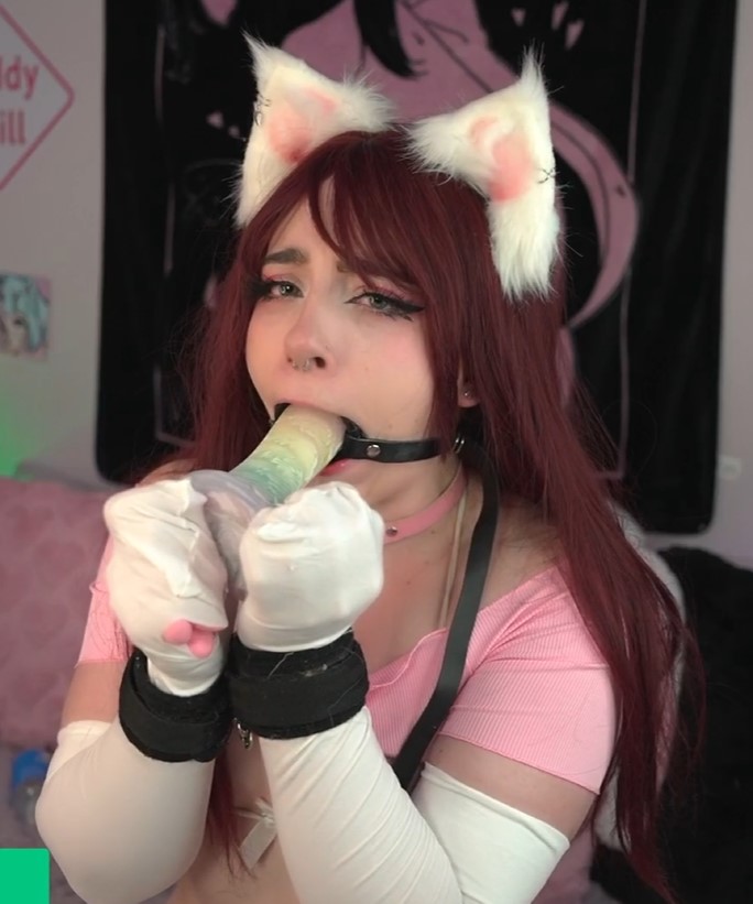 Teen Fury Abuses Herself On Live Cam, Click Her To Read Her Profile And Chat